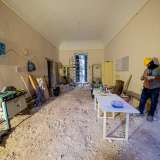 Passiamo ora nell�ampio salone dove fervono i lavori in corso. Il pavimento � stato interamente divelto e le mura sono spoglie